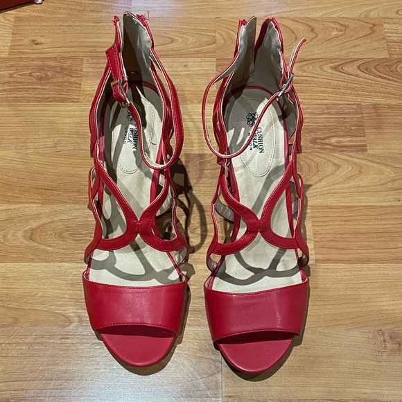 Cushion Walk by Avon Red Detailed Heels - Picture 5 of 6